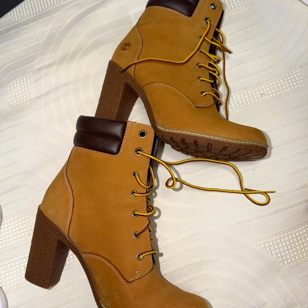 Timberland Women's Wheat Nubuck Lace-Up Block Heel Boots with Dark Brown Collar